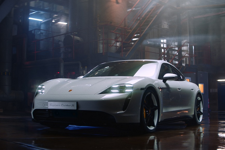 Hãy cùng lướt qua những thông số chính của Porsche Taycan trước đã. Trước mắt, 2 phiên bản cao cấp nhất là Taycan Turbo và Turbo S sẽ lên kệ đầu tiên, các phiên bản thấp hơn sẽ dần được trình làng trong thời gian tới. Cả hai chiếc xe đều có thể đạt công suất tối đa 620 mã lực trong vòng 10 giây đồng hồ từ 2 mô tơ điện gắn ở 2 trục bánh xe. 