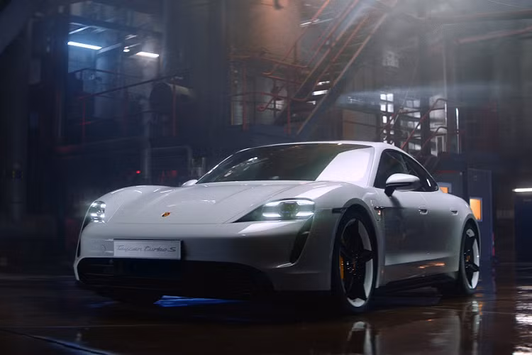 Hãy cùng lướt qua những thông số chính của Porsche Taycan trước đã. Trước mắt, 2 phiên bản cao cấp nhất là Taycan Turbo và Turbo S sẽ lên kệ đầu tiên, các phiên bản thấp hơn sẽ dần được trình làng trong thời gian tới. Cả hai chiếc xe đều có thể đạt công suất tối đa 620 mã lực trong vòng 10 giây đồng hồ từ 2 mô tơ điện gắn ở 2 trục bánh xe. 