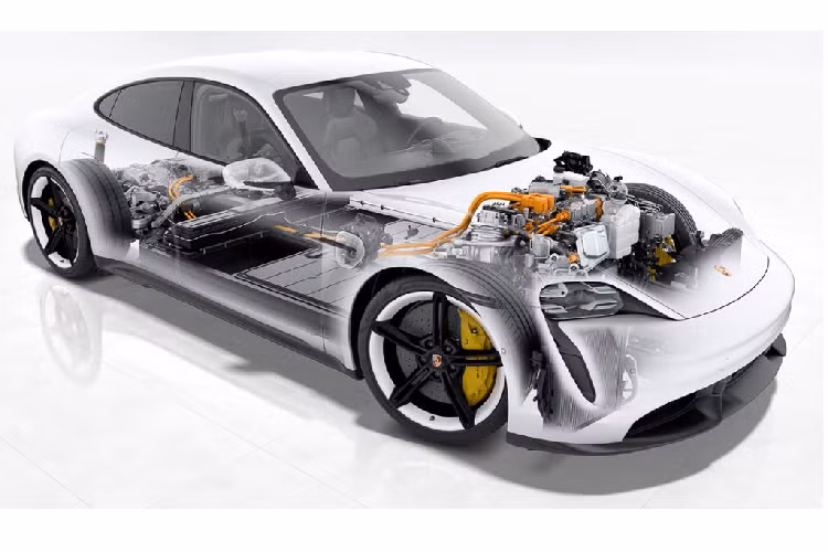 Điều đặc biệt nhất của hộp số (cầu sau) của Taycan khi so với các mẫu xe điện khác là nó có thể chuyển số! Ở tốc độ khoảng 100 km/h, cấp số đầu tiên dần trở kém hiệu quả (với tỷ số truyền 16:1, Taycan đạt vận tốc tối đa 130 km/h với cấp số 1, động cơ điện lúc đó đạt tốc độ quay tối đa 16.000 vòng/phút). Chiếc xe sẽ lên số hoặc giữ cấp số tùy theo chế độ lái tài xế chọn. 