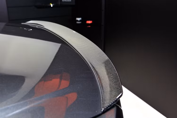 Nếu muốn, khách hàng có thể trang trí thêm nội thất của xe bằng sợi carbon hoặc gỗ với giá 8.568 Euro (tương đương 222 triệu đồng).