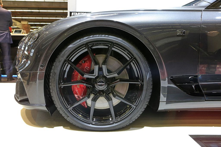 Tiếp tới, siêu phẩm Bentley Continental GTC độ bởi Startech còn được trang bị thêm bộ mâm Monostar với kích cỡ 20 inch, giá từ 3.213 - 3.451 Euro (khoảng 84 cho đến 86 triệu đồng).