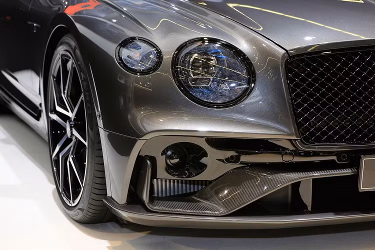 Bước vào khoang nội thất, siêu phẩm Bentley Continental GTC cũng được làm mới lại bằng loại da đặt hàng riêng cùng mức giá không tiết lộ.