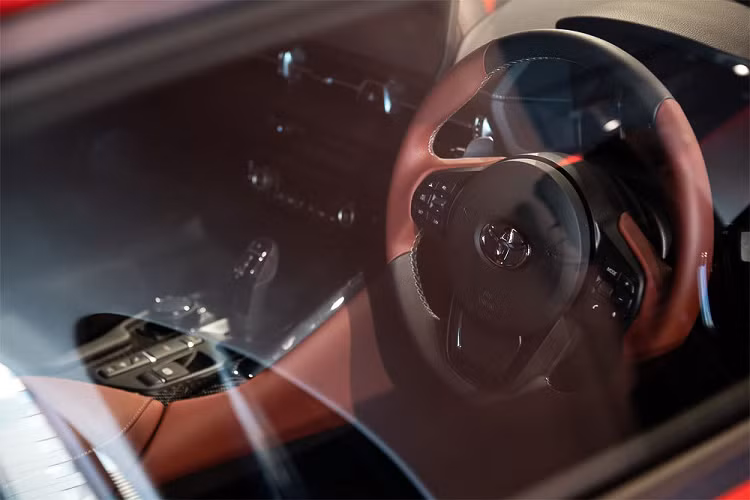 Hệ thống thông tin giải trí Toyota Supra Connect sử dụng màn hình cảm ứng 8,8 inch + dàn âm thanh JBL 12 loa, bộ điều khiển kiểu iDrive (nghe có vẻ giống xe BMW) và màn hình HUD. Nó còn sở hữu cần số điện tử mang thiết kế tương tự như xe BMW.