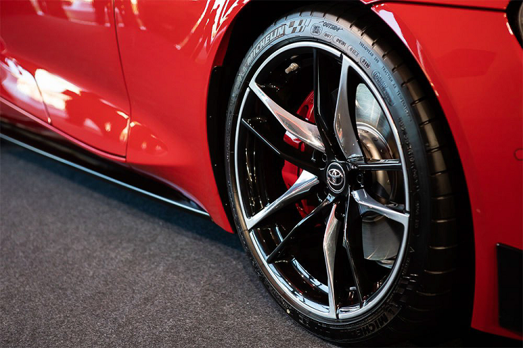 Đi kèm với là bộ mâm 5 chấu kép thiết kế sắc cạnh, khuếch tán khí động học mang hơi hướng của xe đua F1 đi cùng với cụm ống xả kép thể thao. 