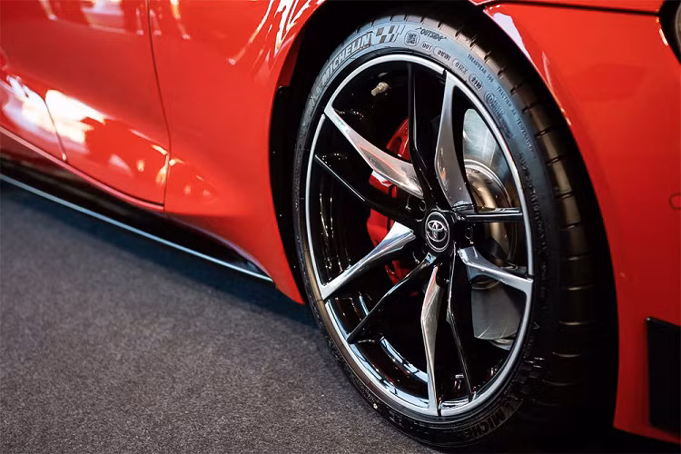 Đi kèm với là bộ mâm 5 chấu kép thiết kế sắc cạnh, khuếch tán khí động học mang hơi hướng của xe đua F1 đi cùng với cụm ống xả kép thể thao. 