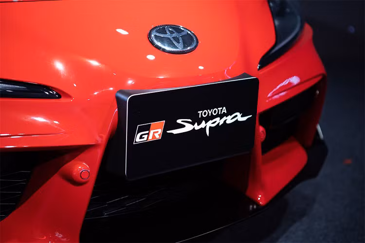 Đầu xe nổi bật với hốc gió cỡ lớn được chia làm ba phần, khi nhìn từ phía sau, cụm đèn hậu LED được thiết kế nhỏ gọn mảnh mai, đáng chú ý là chi tiết cánh lướt gió cỡ lớn liền thân trên vị trí nắm cốp.