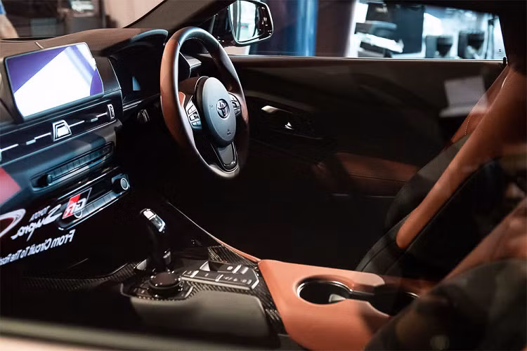 Toyota A90 Supra mới sở hữu nội thất đậm chất thể thao, cabin được thiết kế tập trung vào người lái. Ghế ngồi bọc da đen, chỉnh điện 08 hướng, nội thất được trang trí nhiều sợi carbon.