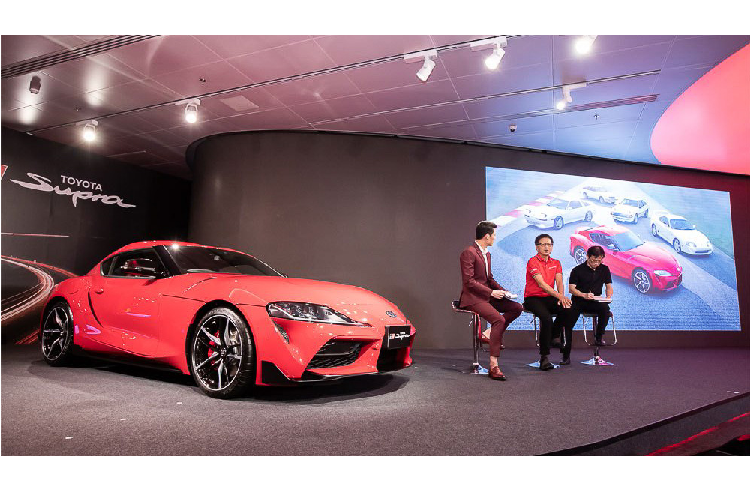 Mẫu Toyota Supra 2020 tại Thái Lan với 2 phiên bản màu sơn Trắng và Đỏ. Thực tế tại thị trường này, Toyota Supra có đến 7 màu sơn ngoại thất để lựa chọn. Bao gồm: Vàng (Lightning Yellow), Đỏ (Prominence Red), Xám (Ice Gray Metallic), trắng (White Metallic), Bạc (Silver Metallic), Đen (Black Metallic) và Xám mờ (Matte Storm Gray Metallic).