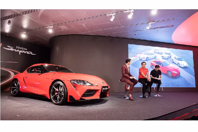 Mẫu Toyota Supra 2020 tại Thái Lan với 2 phiên bản màu sơn Trắng và Đỏ. Thực tế tại thị trường này, Toyota Supra có đến 7 màu sơn ngoại thất để lựa chọn. Bao gồm: Vàng (Lightning Yellow), Đỏ (Prominence Red), Xám (Ice Gray Metallic), trắng (White Metallic), Bạc (Silver Metallic), Đen (Black Metallic) và Xám mờ (Matte Storm Gray Metallic).
