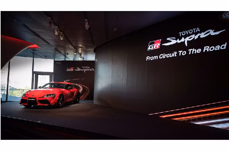 Điểm đặc biệt ở Toyota Supra mới (A90) chính là việc nó chia sẻ chung nền tảng khung gầm với BMW Z4 thế hệ mới. Nhờ đó, Z4 và Supra mới có chung chiều dài cơ sở 2.470 mm (ngắn hơn 100 mm so với người anh em Toyota 86). Nhưng chiều dài 4.380 mm, chiều rộng 1.865 mm và chiều cao 1.295 mm khiến nó dài hơn 56 mm, rộng hơn 1 mm và thấp hơn 9 mm so với 86.