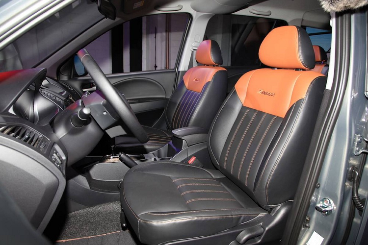 Ở bản cao cấp, xe sẽ được trang bị ghế bọc da phối 2 màu tương phản.
