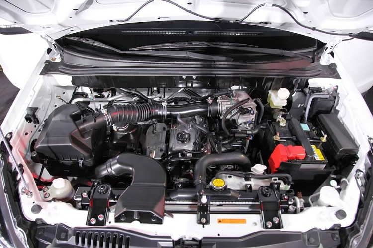 Nguồn cung cấp sức mạnh cho Mitsubishi Zinger 2020 tại Đài Loan là động cơ xăng MIVEC 4 xi-lanh, dung tích 2,4 lít, sản sinh công suất tối đa 136 mã lực và mô-men xoắn cực đại 206 Nm. Sức mạnh được truyền tới bánh thông qua hộp số 5 cấp.