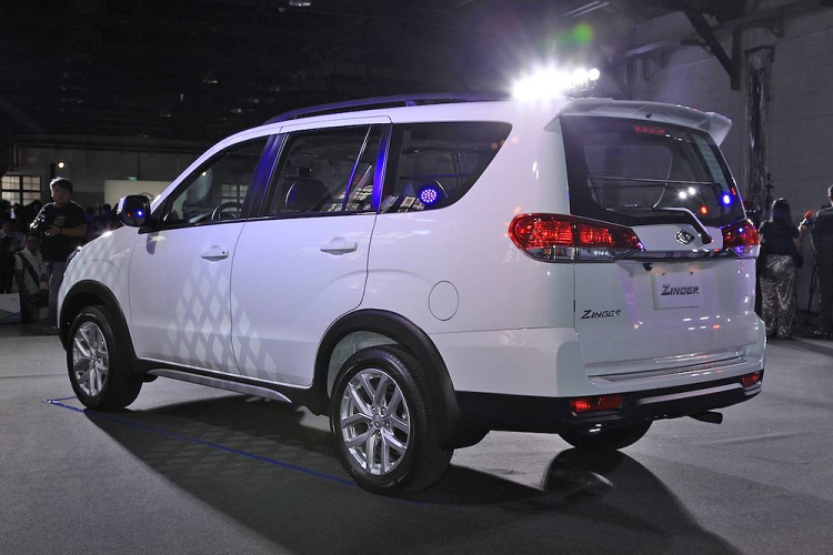 Tại thị trường Đài Loan, giá xe Mitsubishi Zinger 2020 dao động trong khoảng từ 659.000 - 769.000 Tân Đài tệ (khoảng 499 - 582 triệu đồng) với tổng cộng 3 bản trang bị. Xe sẽ được đưa đến tay người tiêu dùng ngày trong tháng 10/2019.