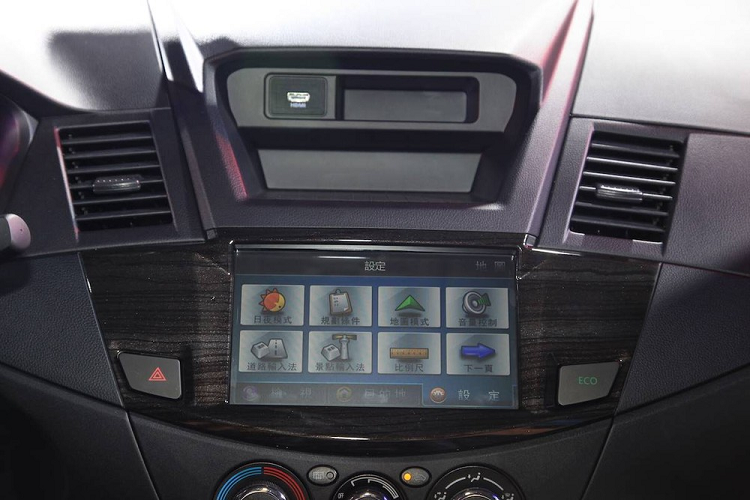 Về trang bị, Mitsubishi Zinger 2020 tại Đài Loan đi kèm màn hình thông tin giải trí cảm ứng, hệ thống định vị, kết nối với điện thoại thông minh, camera lùi và kết nối Bluetooth.