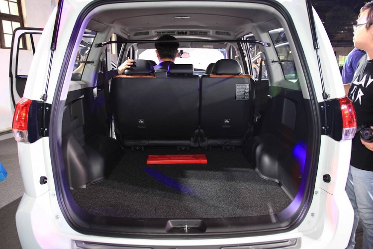 Theo hãng Mitsubishi, điểm nhấn của mẫu MPV này nằm ở các tính năng an toàn nâng cấp, bao gồm 2 túi khí, chống bó cứng phanh ABS, phân bổ lực phanh điện tử EBD, đèn pha tự động, hệ thống kiểm soát hành trình, dây đai an toàn 3 điểm, phát hiện điểm mù, hỗ trợ chuyển làn đường và cảnh báo phương tiện cắt ngang khi lùi.