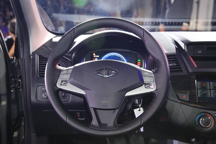 Ngay cả vô lăng của Mitsubishi Zinger 2020 cũng tạo cảm giác hiện đại hơn, không còn dùng chung với Pajero Sport như phiên bản cũ.