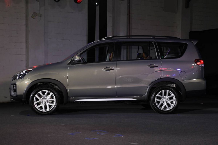 Bước sang phiên bản 2020, mẫu xe MPV Mitsubishi Zinger có thiết kế ngoại thất hiện đại hơn với cụm đèn pha mới và cản trước thể thao. Trên cản trước xuất hiện đèn sương mù hình tròn có kích thước khá lớn, đi kèm viền bao quanh màu đen, nhằm tạo cảm giác thể thao cho thiết kế đầu xe.