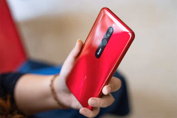 Mặt lưng của máy được hoàn thiện từ chất liệu nhựa giả kính, bám lại khá nhiều vết bẩn. Cảm biến vân tay một chạm đặt ngay dưới cụm camera.