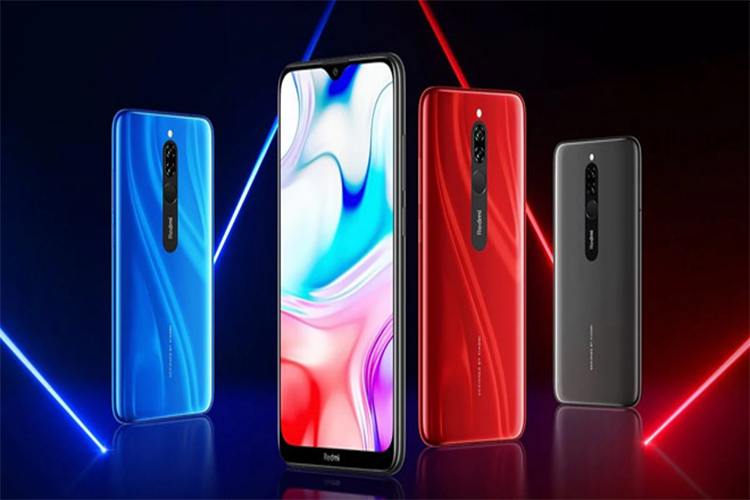 Redmi 8 sử dụng bộ xử lý Snapdragon 439, dung lượng RAM tùy chọn 3/4 GB tương ứng với bộ nhớ trong 32/64 GB. Viên pin đi kèm theo máy có dung lượng 5.000 mAh, hỗ trợ công nghệ sạc nhanh 18 W, tương tự các mẫu iPhone thế hệ mới của Apple.