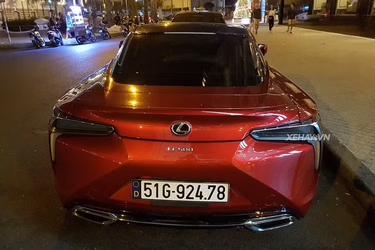 Phần đuôi xe cũng được các kỹ sư lành nghề của Lexus tô điểm với những đường nét sắc sảo, hiện đại và đầy tinh tế. Nổi bật là cụm đèn hậu Led với thiết kế hình chữ Y nằm ngang. Kết hợp với đó còn là những đường gân dập nổi càng khiến phần đuôi của LC 500 ấn tượng và đặc biệt hơn. 