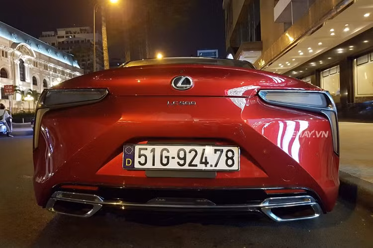 Cung cấp sức mạnh cho Lexus LC500 là khối động cơ V8 5.0 lít hút khí tự nhiên kết hợp với hộp số tự động Direct Shift 10 cấp sản sinh 470 mã lực và mô men xoắn 540 Nm. Lexus LC 2018 có khả năng tăng tốc từ 0-100 km/h trong 4,4 giây và đạt vận tốc tối đa 270 km/h.