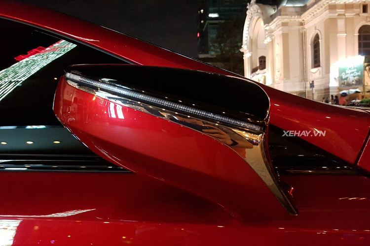 Phần đầu xe, cụm đèn hình móc câu Full-Led ấn tượng với cách điệu đèn định vị ban ngày vòng ra ngoài tạo cái nhìn khoẻ khoắn và lạ mắt cho Lexus LC. Thêm vào đó, mặt ca-lăng hình con suốt với các thanh kim loại đan hình mạng nhện càng góp phần tô điểm cho phần "mặt tiền" của LC thêm phần hiện đại và tương lai.