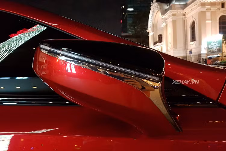 Phần đầu xe, cụm đèn hình móc câu Full-Led ấn tượng với cách điệu đèn định vị ban ngày vòng ra ngoài tạo cái nhìn khoẻ khoắn và lạ mắt cho Lexus LC. Thêm vào đó, mặt ca-lăng hình con suốt với các thanh kim loại đan hình mạng nhện càng góp phần tô điểm cho phần "mặt tiền" của LC thêm phần hiện đại và tương lai.