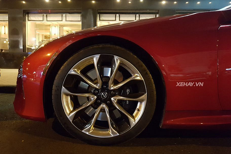 Về thiết kế ngoại thất, Lexus LC là sự giao thoa giữa ngôn ngữ L-Fitness truyền thống của Lexus và phong cách tương lai đầy cá tính. Bằng chứng là Lexus LC 500 nói riêng hay LC nói chung đều sở hữu phần đầu xe dài miên man và phần đuôi xe ngắn, đặc trưng dòng coupe hiện đại. 