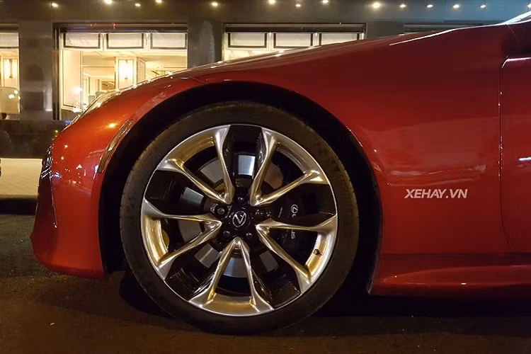 Về thiết kế ngoại thất, Lexus LC là sự giao thoa giữa ngôn ngữ L-Fitness truyền thống của Lexus và phong cách tương lai đầy cá tính. Bằng chứng là Lexus LC 500 nói riêng hay LC nói chung đều sở hữu phần đầu xe dài miên man và phần đuôi xe ngắn, đặc trưng dòng coupe hiện đại. 