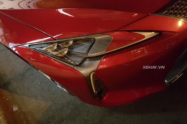 Mẫu Lexus LC500 trong bài viết thuộc đời 2018, được phát triển dựa trên cơ sở gầm bệ Lexus Global Architecture hay Luxury (GA-L) mới được tạo ra từ những vật liệu cao cấp như thép cường độ cao, nhôm và sợi carbon giống như trên LS thế hệ mới. Thân vỏ của Lexus LC 2018 được làm từ thép cường độ cao vừa giúp tăng độ cứng vừa giúp giảm trọng lượng xe. Tỉ lệ phân bố trọng lượng trước/sau của LC500 là 52/48.