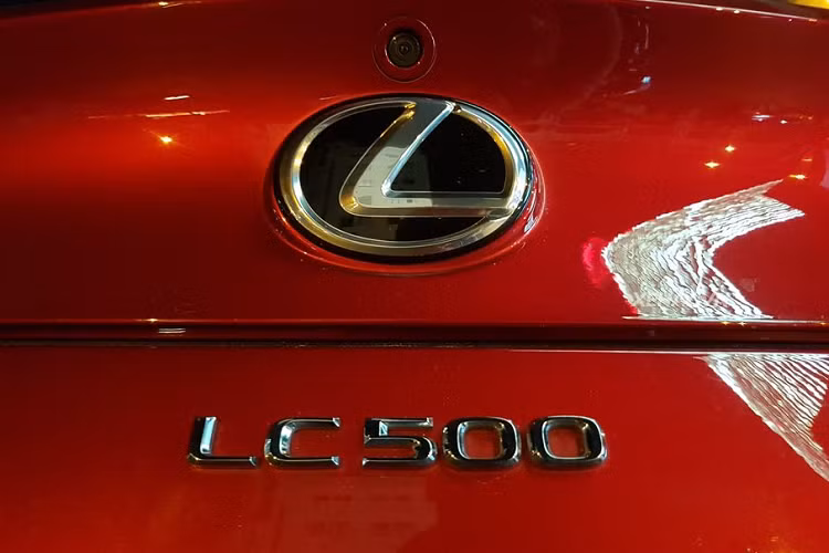 Về nội thất, Lexus LC 500 mới được trang bị khoang nội thất bọc trong da bò toàn bộ. Ngoài ra, cụm điều khiển trung tâm và bảng táp-lô được trang trí bởi các thợ thủ công Takumi nổi tiếng của Lexus. Các trang bị hiện đại như hệ thống âm thành vòm Mark-Levinson hay màn hình LCD, Camera 360... là những trang bị tiêu chuẩn trên LC của Lexus. 
