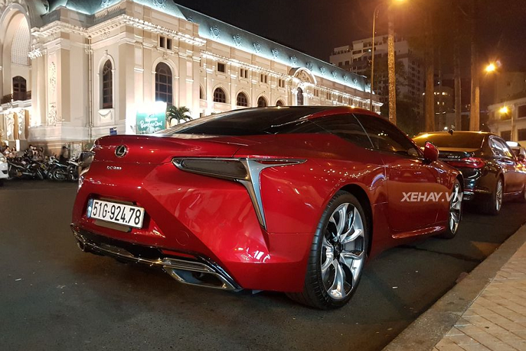 Bước qua thân xe, Lexus LC500 mang một nét thiết kế thẳng, nam tính với phần đuôi xe vát cao lên, bộ vành kích thước lớn cùng lốp mỏng, gương mở chéo. Tất cả các chi tiết đó đã làm cho LC 500 không thể bị nhầm lẫn với chiếc xe nào khác trên đường phố. 