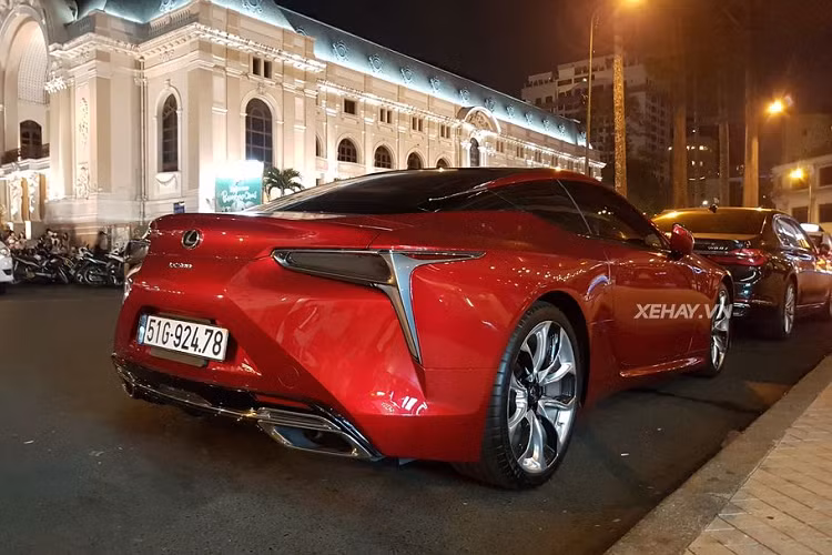 Bước qua thân xe, Lexus LC500 mang một nét thiết kế thẳng, nam tính với phần đuôi xe vát cao lên, bộ vành kích thước lớn cùng lốp mỏng, gương mở chéo. Tất cả các chi tiết đó đã làm cho LC 500 không thể bị nhầm lẫn với chiếc xe nào khác trên đường phố. 