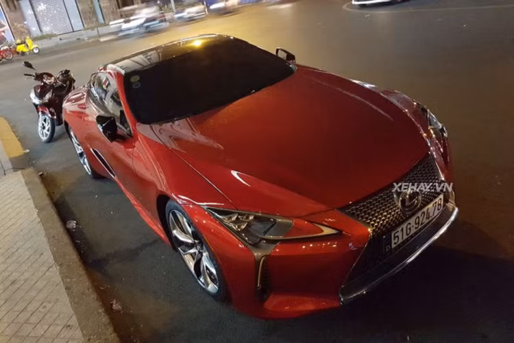 Lexus LC500 được giới thiệu lần đầu tiên tới thị trường Việt Nam thông qua Triển lãm Vietnam Motor Show 2017 và ngay lập tức, chiếc coupe thể thao hạng sang này đã thu hút sự quan tâm đông đảo của giới truyền thông và khách tham quan triển lãm. Tuy nhiên, do một số vướng mắc về nhập khẩu nên các mẫu xe Lexus LC xuất hiện khá ít trên đường phố Việt. 