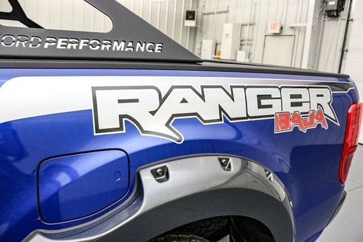 Ngoại hình của xe càng trở nên nổi bật hơn với baga thùng từ Addictive Desert và nẹp ốp nới rộng thân xe tán đinh vít Bushwhacker.