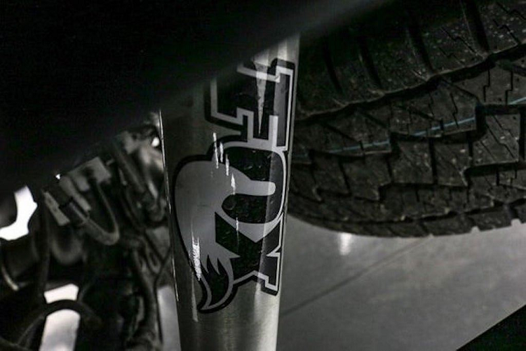 Lấy cảm hứng trực tiếp từ Ranger Raptor, Ford Long McArthur đã biến đổi ngoại hình của chiếc Ranger thường với bodykit cùng lưới tản nhiệt từ Raptor, cùng với các decal trang trí khá tương đồng.