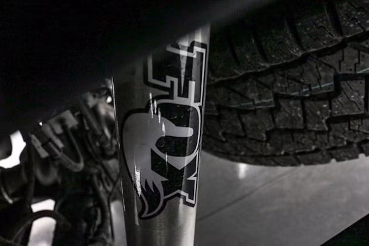 Lấy cảm hứng trực tiếp từ Ranger Raptor, Ford Long McArthur đã biến đổi ngoại hình của chiếc Ranger thường với bodykit cùng lưới tản nhiệt từ Raptor, cùng với các decal trang trí khá tương đồng.