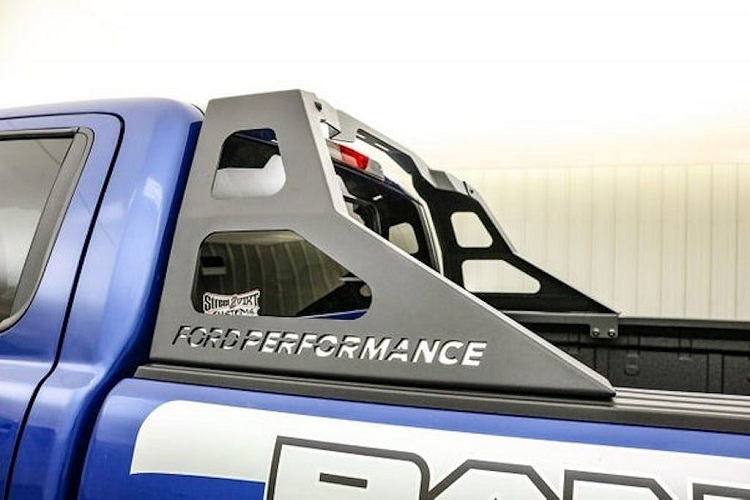 Và những nẹp ốp này không chỉ có tác dụng "làm cảnh", khi nó giúp che kín hơn bộ bánh mới với mâm Fuel Tactic đưòng kính 18 inch có vòng chống tuột lốp (beadlock) và lốp gai Toyo Open Country A/T.