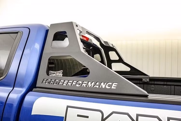 Và những nẹp ốp này không chỉ có tác dụng "làm cảnh", khi nó giúp che kín hơn bộ bánh mới với mâm Fuel Tactic đưòng kính 18 inch có vòng chống tuột lốp (beadlock) và lốp gai Toyo Open Country A/T.