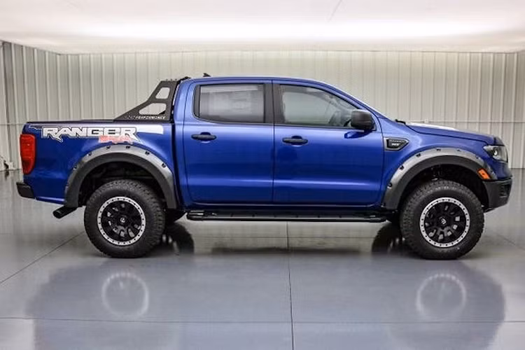 Không chỉ dừng lại ở bộ vành lốp chuyên dụng, "dàn chân" của xe cũng đã được độ lại với hệ thống treo trước lắp kit nâng gầm 2 inch của Pro-Comp và phuộc sau Fox 2.0. Những thay đổi khác bao gồm gói tuỳ chọn off-road FX4 với khoá vi sai điện tử cho cầu sau và thùng phủ lớp chống truợt từ Rhino Pro.