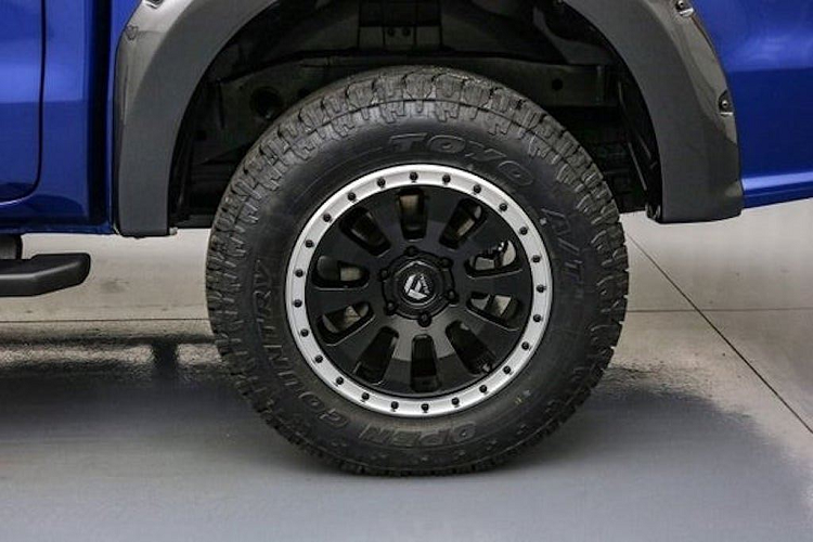 Không có Ranger Raptor, những người thích bán tải hạng trung hiệu năng cao tại Mỹ đã buộc phải tìm cách độ những chiếc Ranger thường. Xuất phát từ nhu cầu này, đại lý Ford Long McArthur ở bang Kansas đã tự tạo ra một phiên bản đặc biệt với tên gọi Ford Ranger Baja.