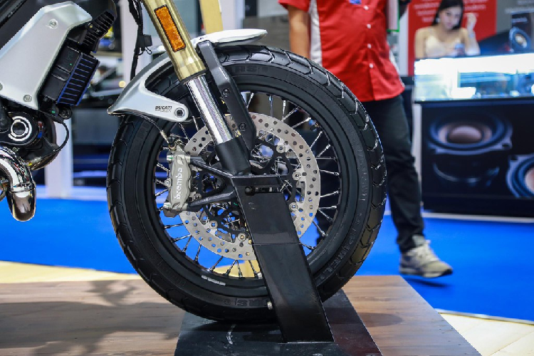 Phụ tùng trên Scrambler cũng là loại "hàng hiệu" với đĩa phanh lớn, cùm phanh Brembo, ABS 2 kênh và 3 chế độ lái Active, Journey và City, tương ứng với công suất đầu ra của động cơ và độ nhạy tay ga.