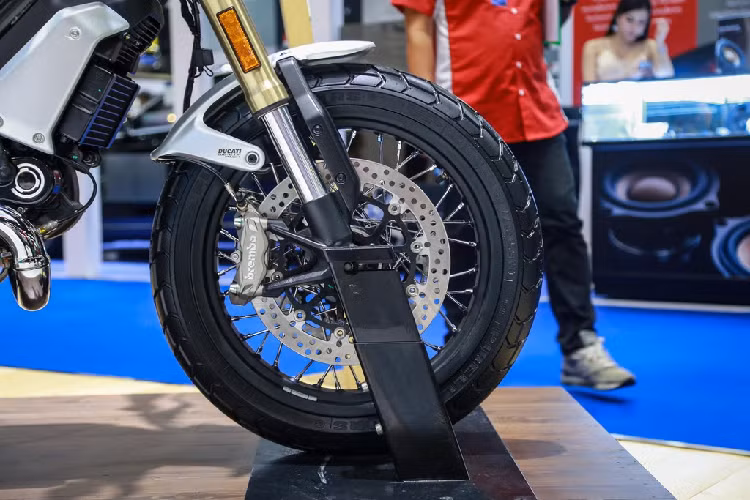 Phụ tùng trên Scrambler cũng là loại "hàng hiệu" với đĩa phanh lớn, cùm phanh Brembo, ABS 2 kênh và 3 chế độ lái Active, Journey và City, tương ứng với công suất đầu ra của động cơ và độ nhạy tay ga.