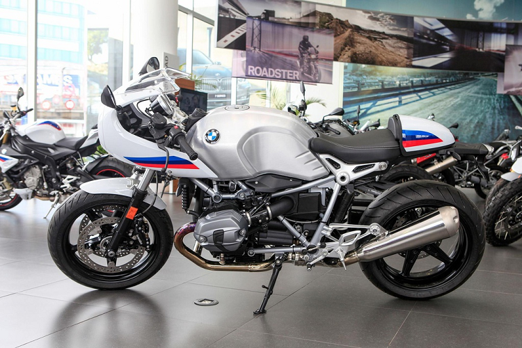 BMW R nineT mang đầy đủ thiết kế của dòng café racer như ghi đông thấp, yên solo, đuôi xe cao và bình xăng lớn. Xe được trang bị hệ thống kiểm soát thân xe tự động. Xe sử dụng động cơ 2 xy-lanh thẳng hàng kiểu boxer đặc trưng của BMW, dung tích 1.170 cc, giúp sản sinh công suất 110 mã lực, mô-men xoắn cực đại 116 Nm, hộp số 6 cấp. Giá bán chính hãng của BMW R nineT Racer là 549 triệu đồng.