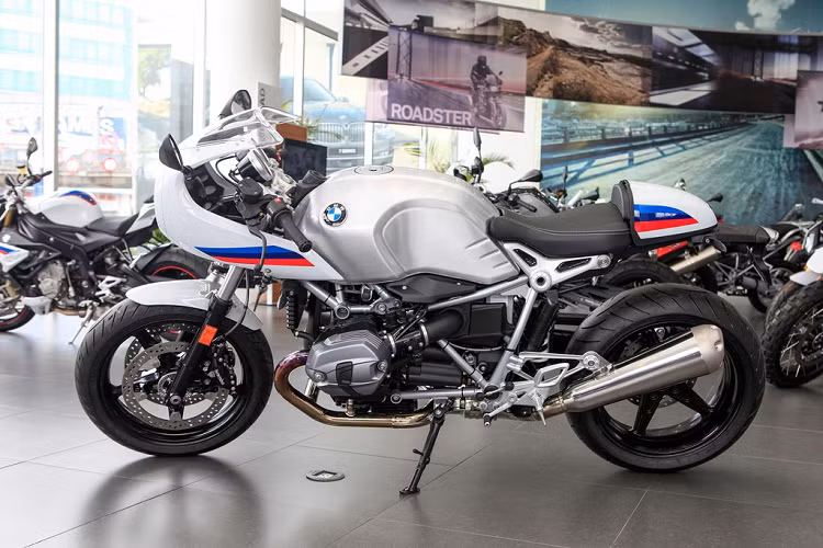 BMW R nineT mang đầy đủ thiết kế của dòng café racer như ghi đông thấp, yên solo, đuôi xe cao và bình xăng lớn. Xe được trang bị hệ thống kiểm soát thân xe tự động. Xe sử dụng động cơ 2 xy-lanh thẳng hàng kiểu boxer đặc trưng của BMW, dung tích 1.170 cc, giúp sản sinh công suất 110 mã lực, mô-men xoắn cực đại 116 Nm, hộp số 6 cấp. Giá bán chính hãng của BMW R nineT Racer là 549 triệu đồng.