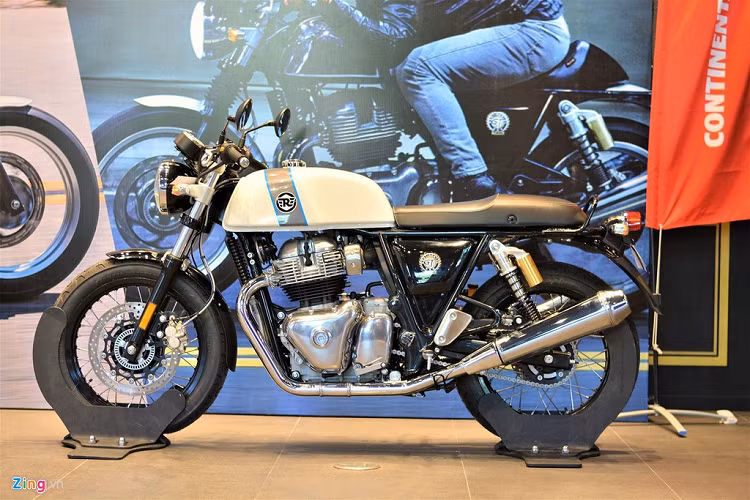  Royal Enfield Continental GT Là mẫu xe café racer đặc trưng, Royal Enfield Continental GT ghi điểm ở thiết kế với ghi đông dạng clip-on, yên xe lõm xuống ở vị trí người lái, có thể chuyển đổi sang yên solo và bình xăng góc cạnh. 