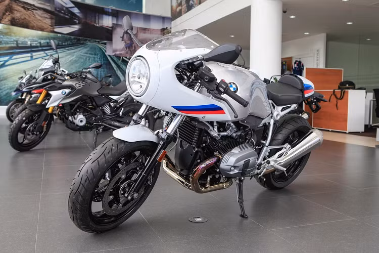  BMW R nineT Racer BMW R nineT Racer là một biến thể của dòng R nineT, lấy cảm hứng từ nhưng chiếc xe đua thập niên 1960 với bộ quây đèn không còn được sử dụng nhiều trên những mẫu xe hiện đại ngày nay. 
