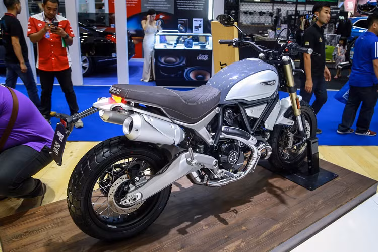  Ducati Scrambler 1100 Ducati Scrambler 1100 là mẫu scrambler mạnh nhất của Ducati, được trang bị động cơ L-Twin 1.079 cc, làm mát bằng không khí, công suất tối đa 86 mã lực, mô-men xoắn cực đại 88 Nm, hộp số 6 cấp.