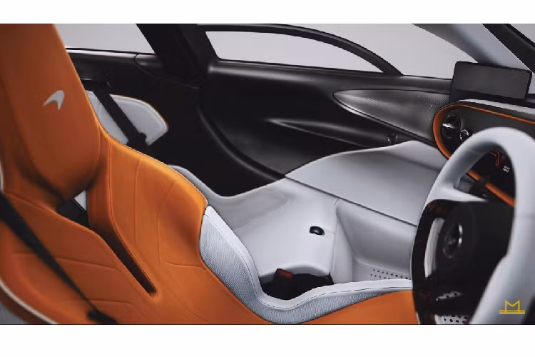 Màu cam sẽ làm chủ đạo ở ghế giữa và một phần viền táp-lô trong khi màu trắng sẽ bao bọc gần như phần còn lại của khoang lái, bao gồm hai ghế phụ, vô-lăng cùng bảng táp-lô. Bên cạnh da đến từ Hermes, nội thất của xe cũng được ốp sợi carbon, giống với những chiếc Speedtail khác.