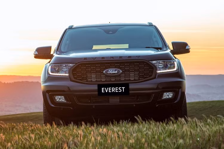Về trang bị, Ford Everest Sport 2020 sở hữu một số nâng cấp nhẹ như hệ thống đèn pha Bi-LED, chức năng SYNC 3, camera 360 độ, hệ thống thông tin giải trí cùng kết nối điện thoại thông minh, gia tăng số lượng các cổng USB...